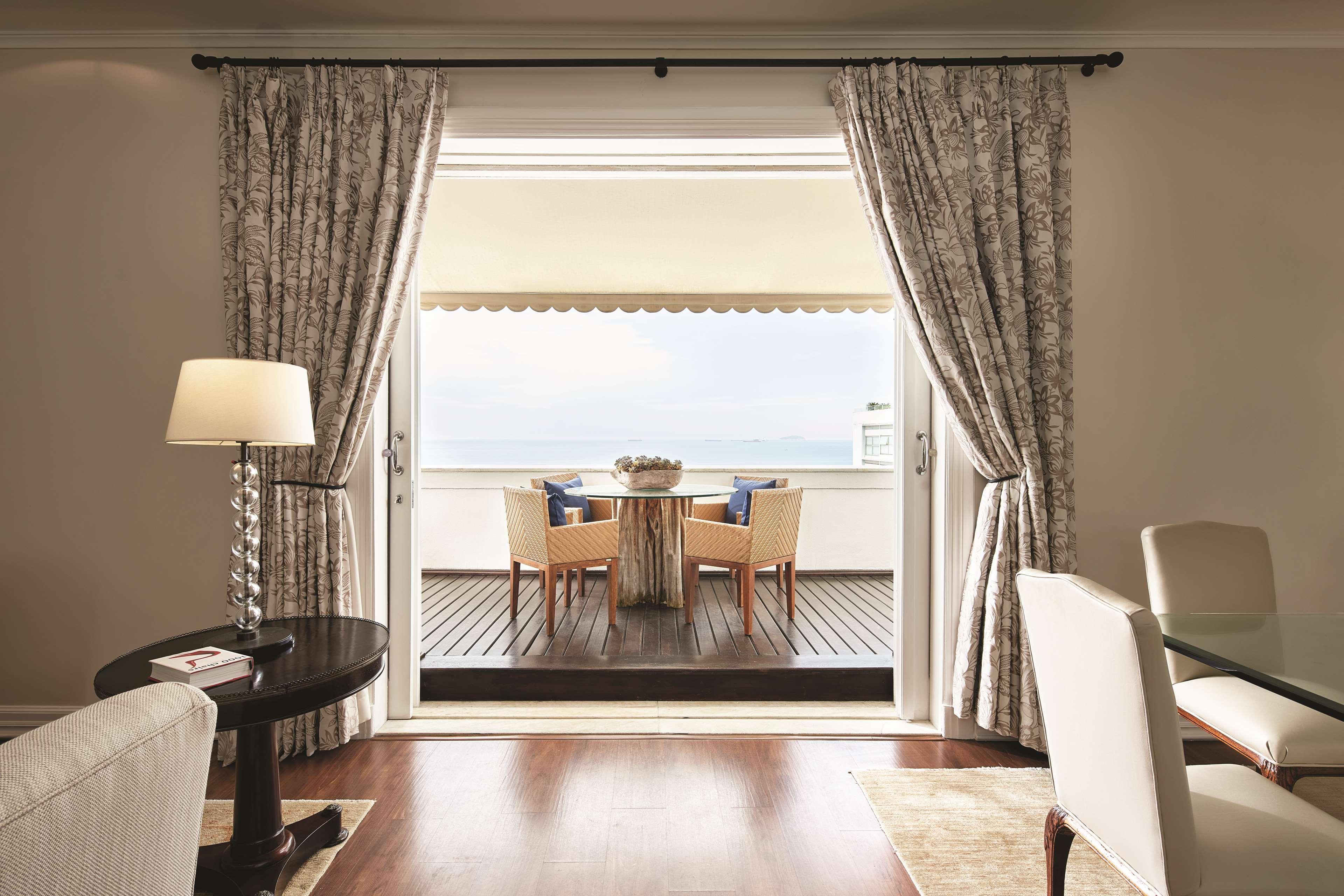 Copacabana Palace, A Belmond Hotel, 리오데자네이루 외부 사진 A view of the terrace from the living room